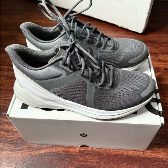 Lululemon Like New Low Blissfeel Running shoe size 9 Women’s - Picture 4 of 7